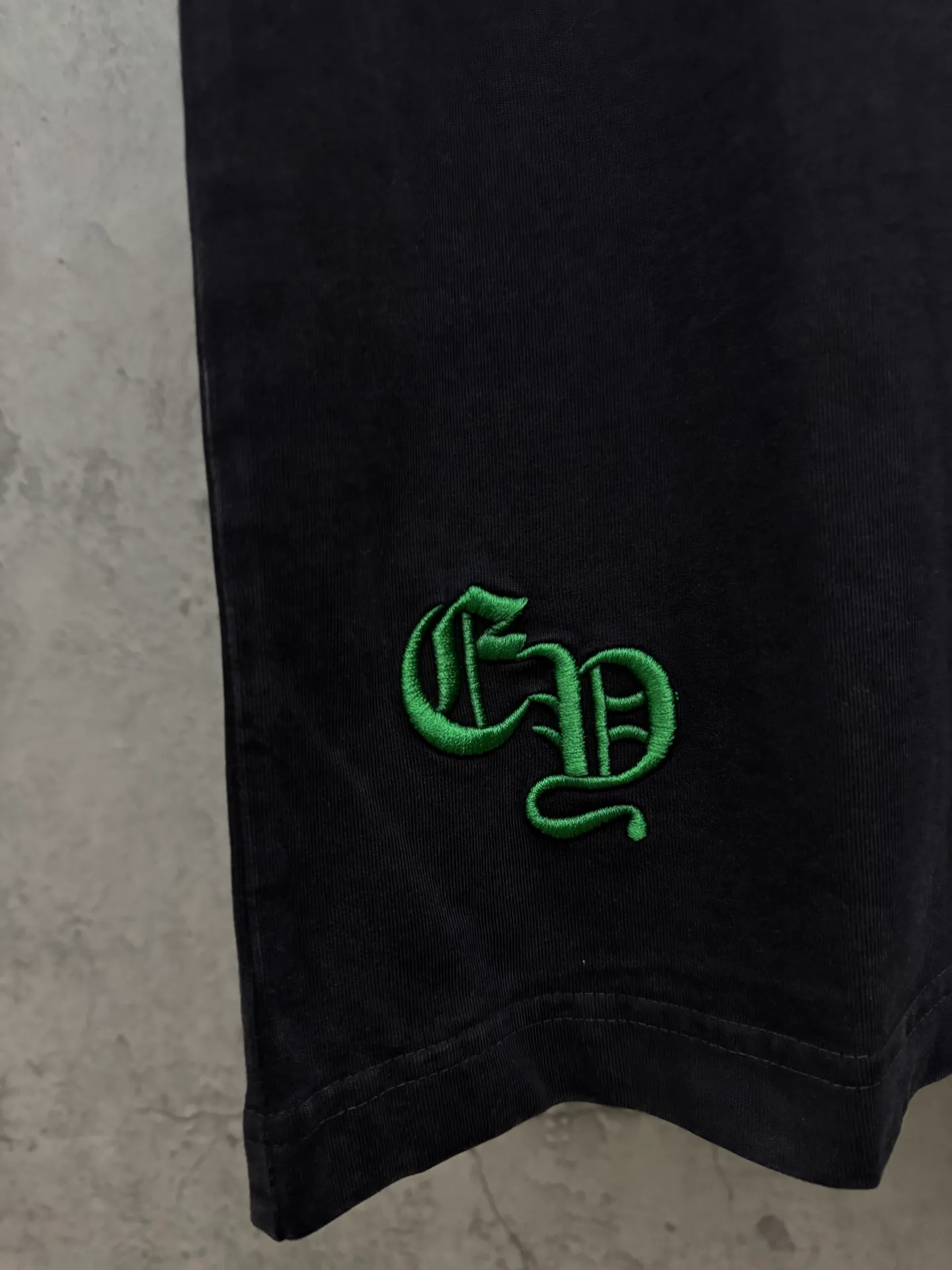 P240 top version, real shot without P, ​​different from market currency) 𝗖𝗵𝗿𝗼𝗺𝗲 𝗛𝗲𝗮𝗿𝘁𝘀/Croxin 2026 spring new original single counter American washed patch embroidered couple short sleeves 👑The highest version! Customized fabric 320 grams, washed and fried. Best-selling model at the counter. Very comfortable to wear. Accessories: Original molded and authenticated collar label➕100% silk wash label. Genuine purchase-grade original hangtag➕matching hanging rope➕3D hanging beads➕original packaging bag. Craftsmanship: The original version has consistent wiring! The highest version of the armhole matching technique! Color: Gray Black Size: S M L XL Style No.: 6602